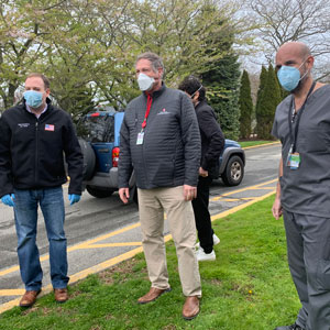 Congressman Zeldin and Mayor Warren visit the Southampton COVID 19 pop up testing site